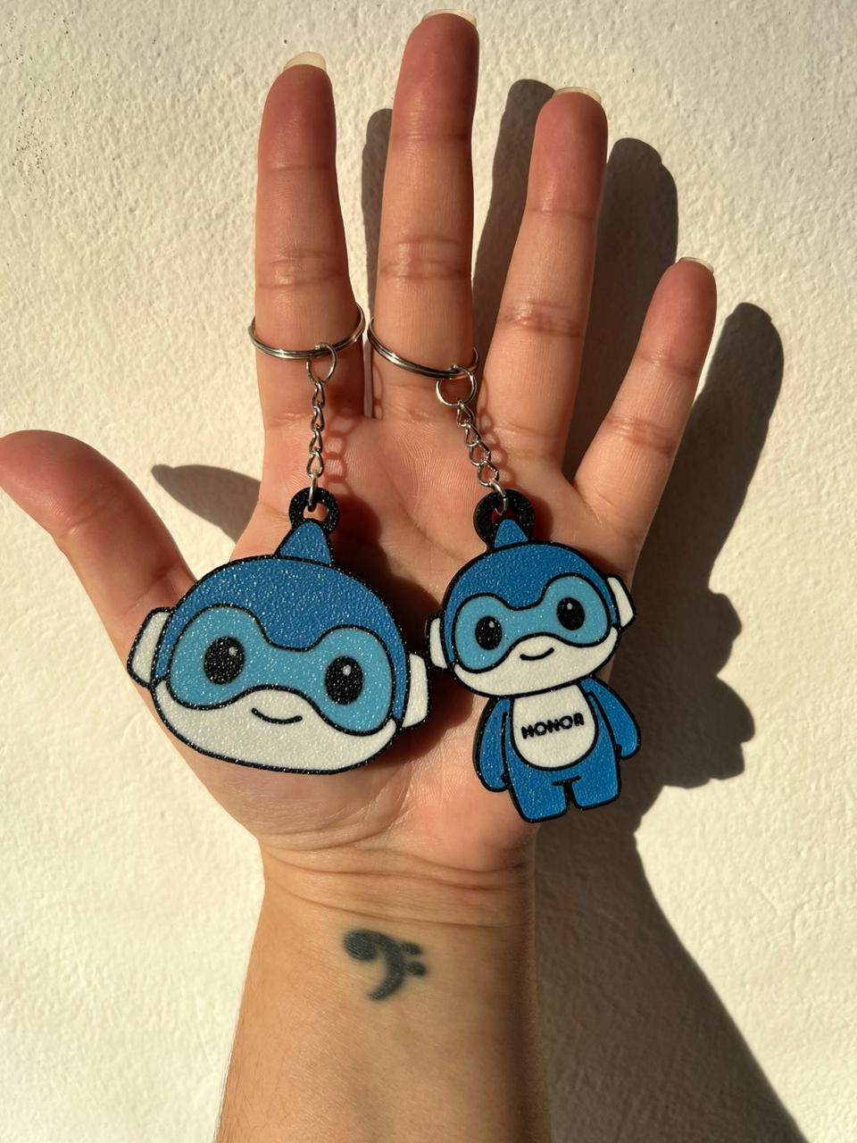 Llaveros personalizados en proceso de producción y exhibición